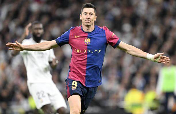 乐鱼体育官网-【人物】两分钟两球打哑皇马！高龄莱万仍是高效神锋