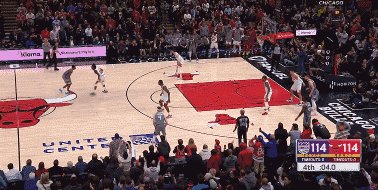 乐鱼体育网站-再度上演三分绝杀 福克斯无限接近杰里·韦斯特奖